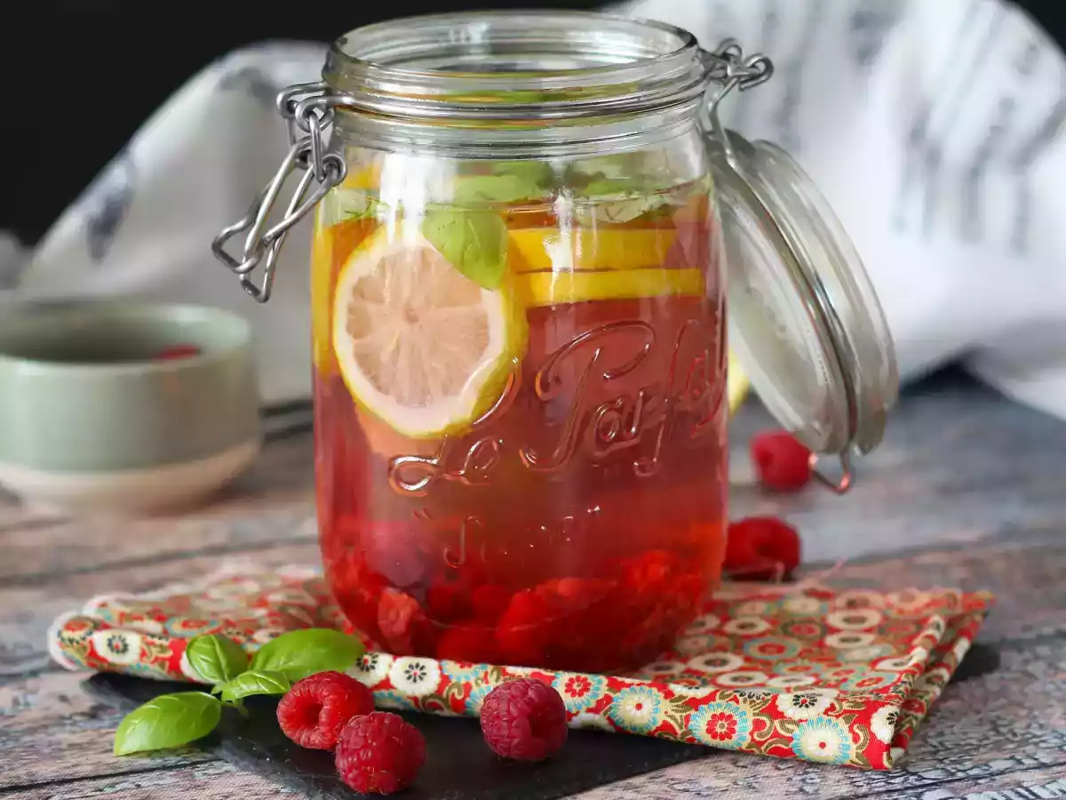 Água aromatizada caseira, feita com limão, manjericão e framboesa! - foto 3