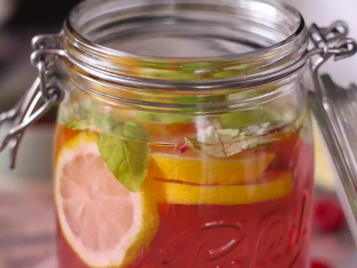 Água aromatizada caseira, feita com limão, manjericão e framboesa! - foto 4