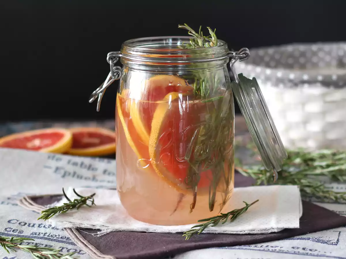 Água aromatizada com toranja e alecrim, uma bebida detox.