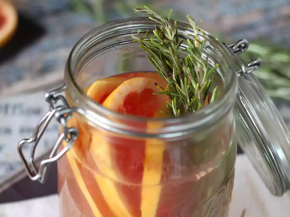 Água aromatizada com toranja e alecrim, uma bebida detox. - foto 2