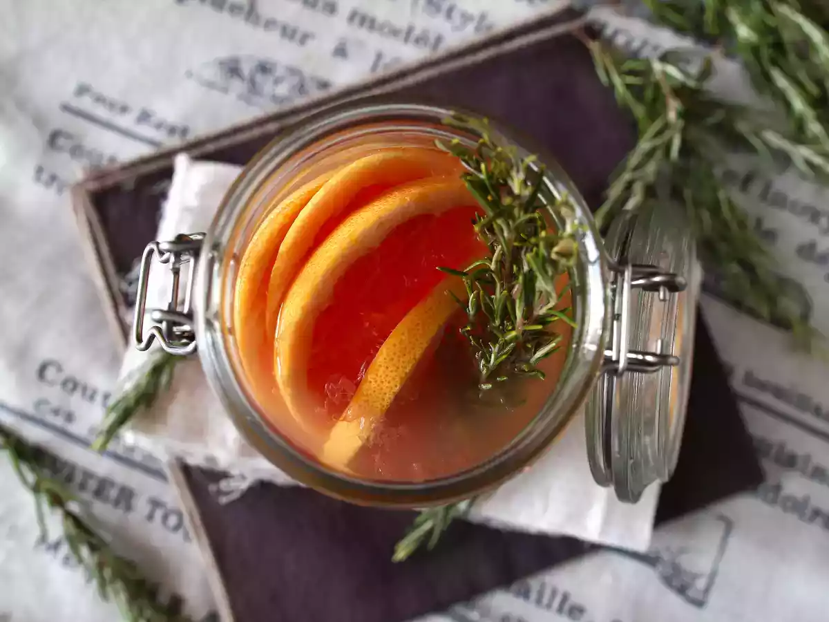 Água aromatizada com toranja e alecrim, uma bebida detox. - foto 3
