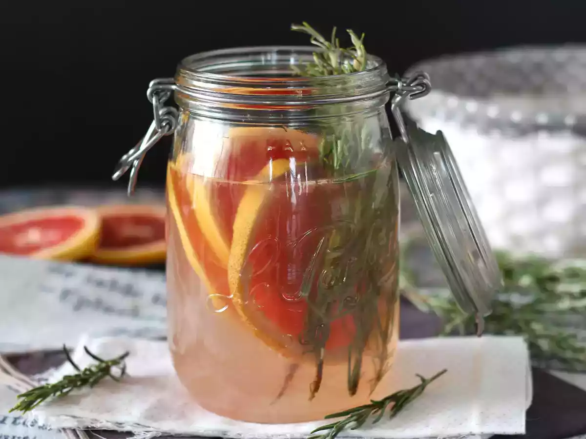 Água aromatizada com toranja e alecrim, uma bebida detox. - foto 4