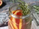 Água aromatizada com toranja e alecrim, uma bebida detox., foto 1
