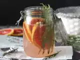 Água aromatizada com toranja e alecrim, uma bebida detox., foto 3