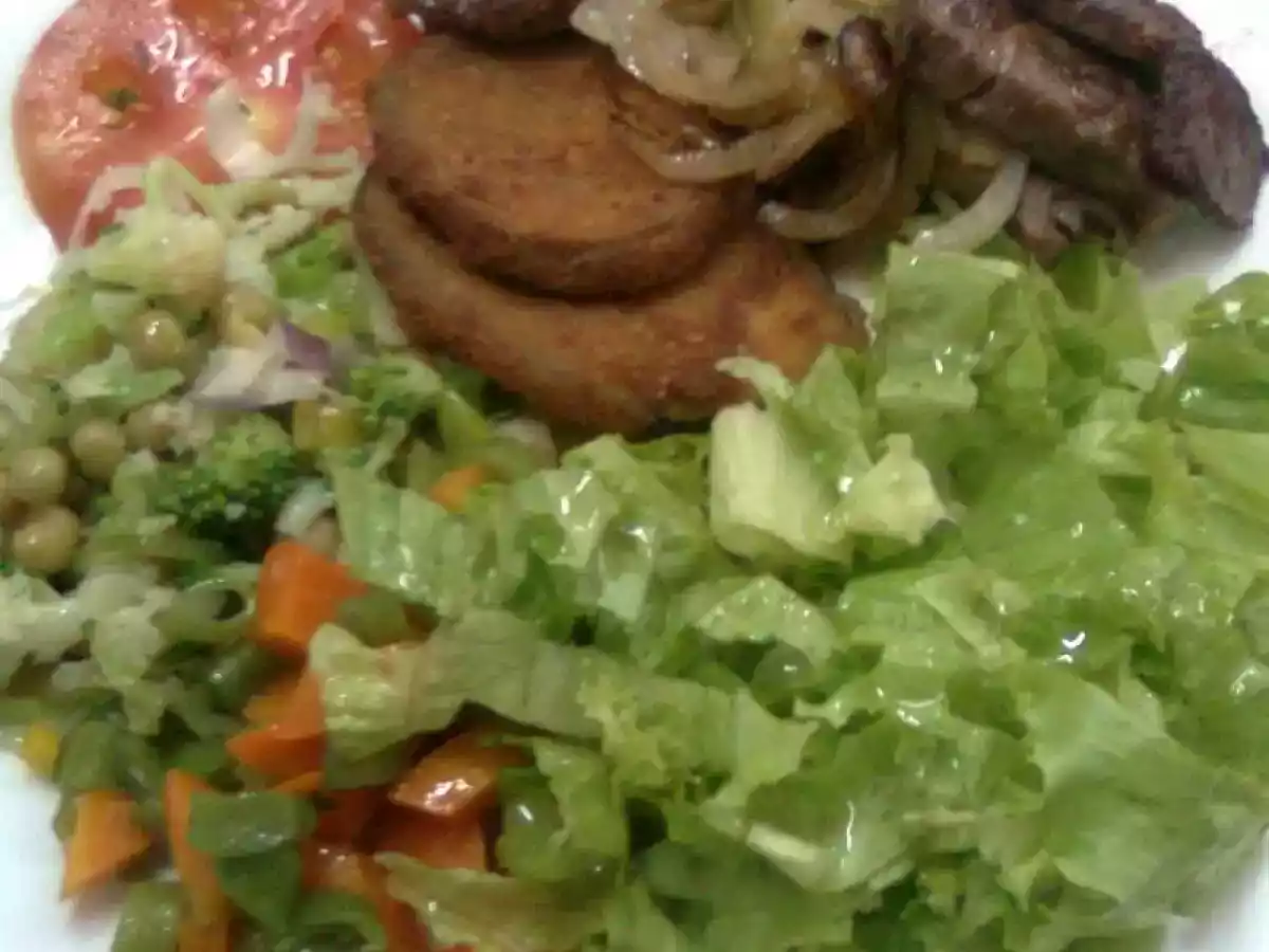Alcatra fatiada c/Cebola frita, Beringela empanada e Salada