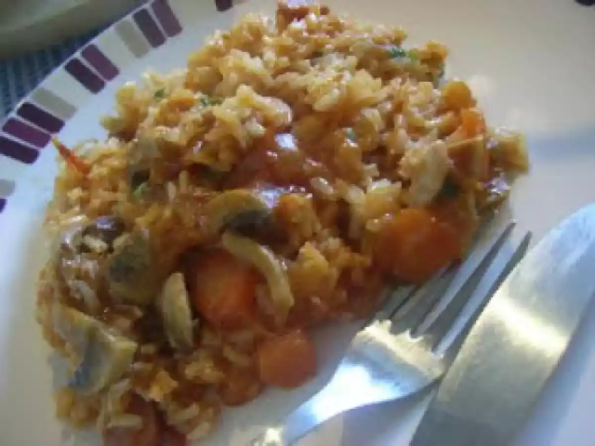 Alguidar de carnes misto com arroz no forno.