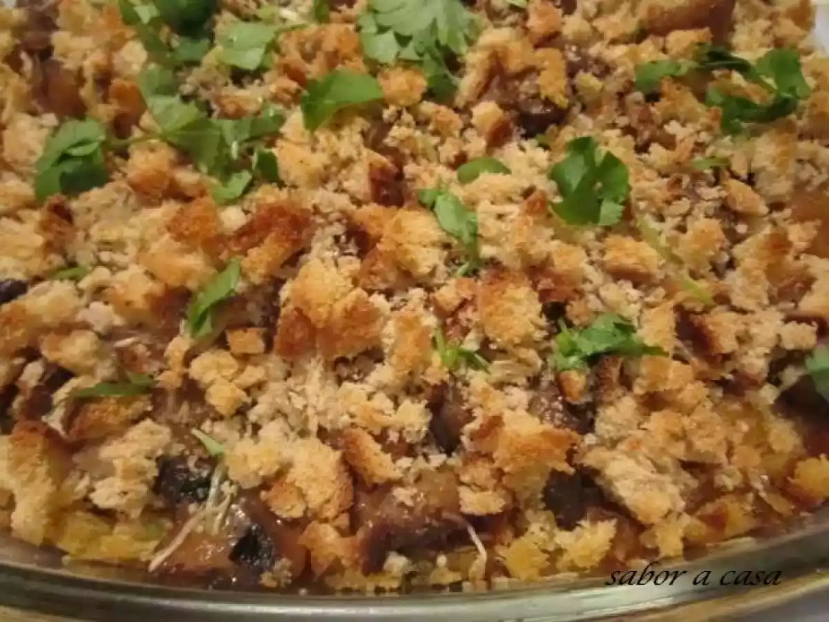 Alheira, cogumelos e pão de milho crocante
