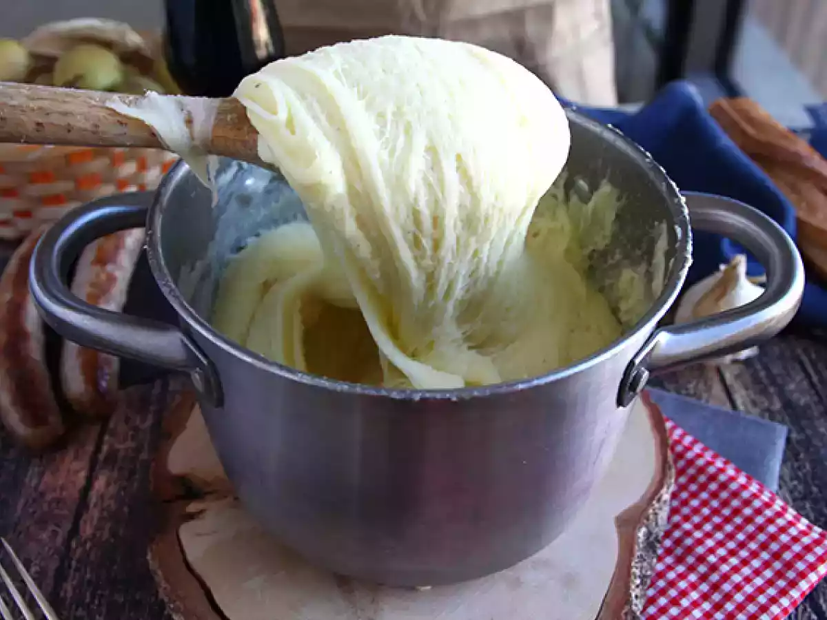 Aligot - Purê de Batata com queijo - foto 2