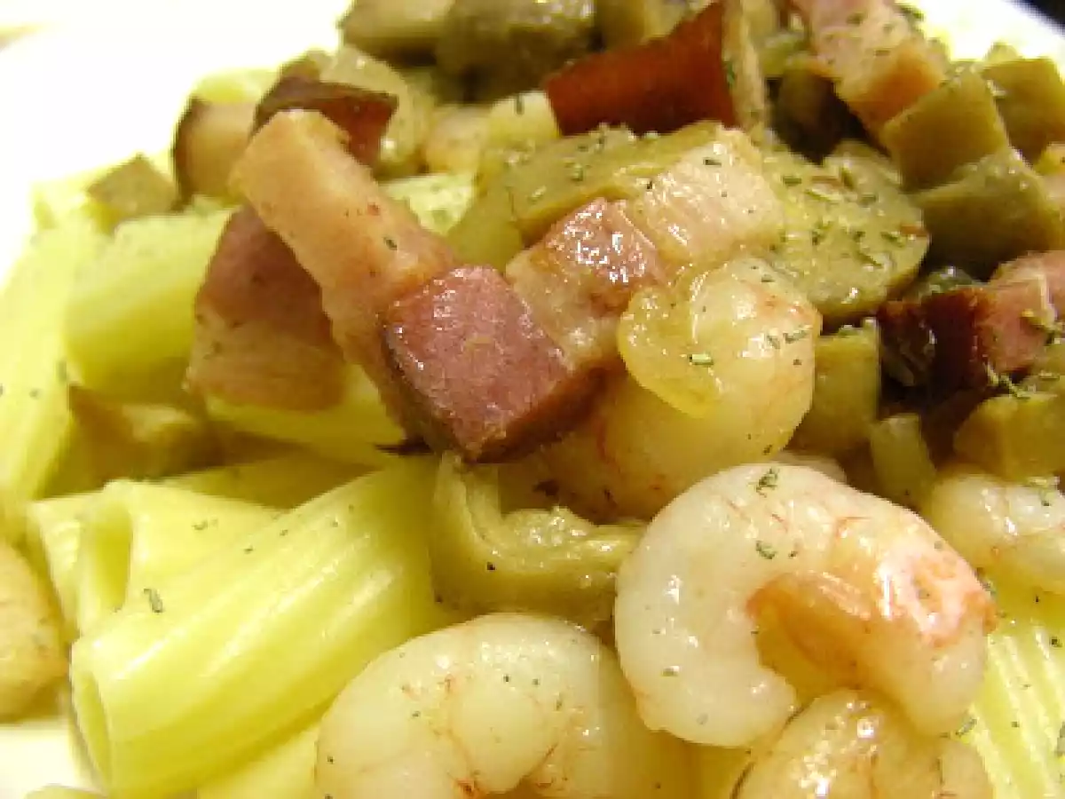 Almoço preguiçoso - Macarrão com bacon, cogumelos e miolo de camarão