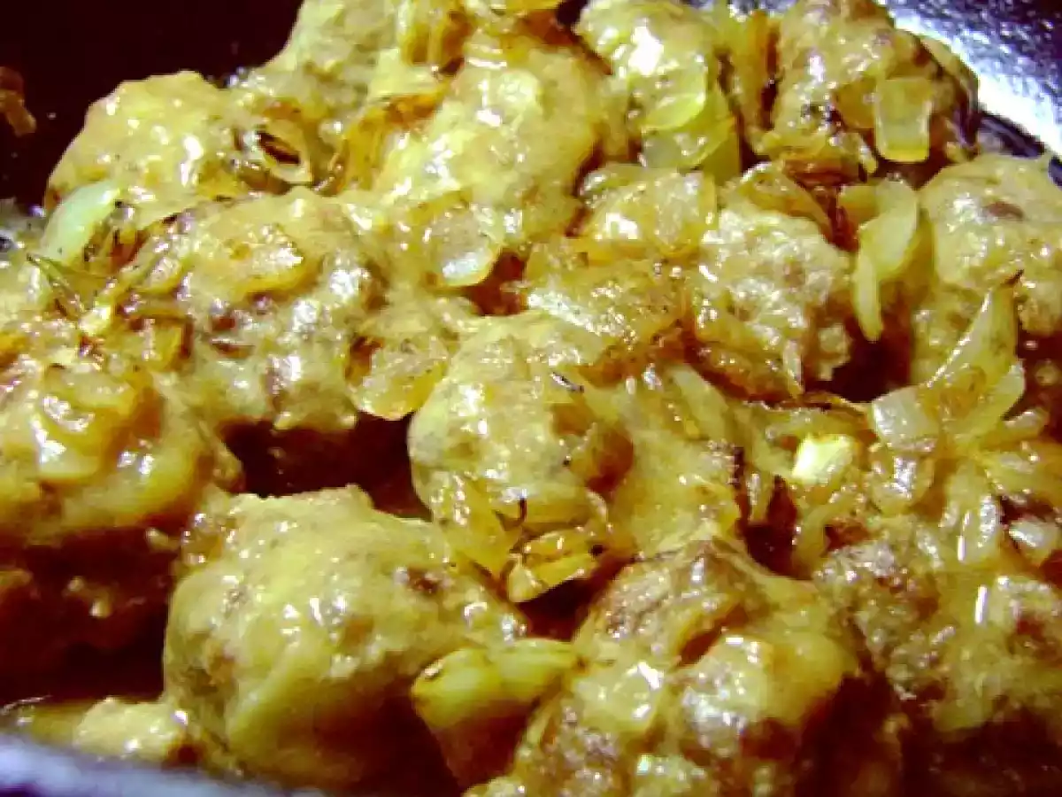 ALMÔNDEGAS AO MOLHO DE CEBOLA TOSTADA