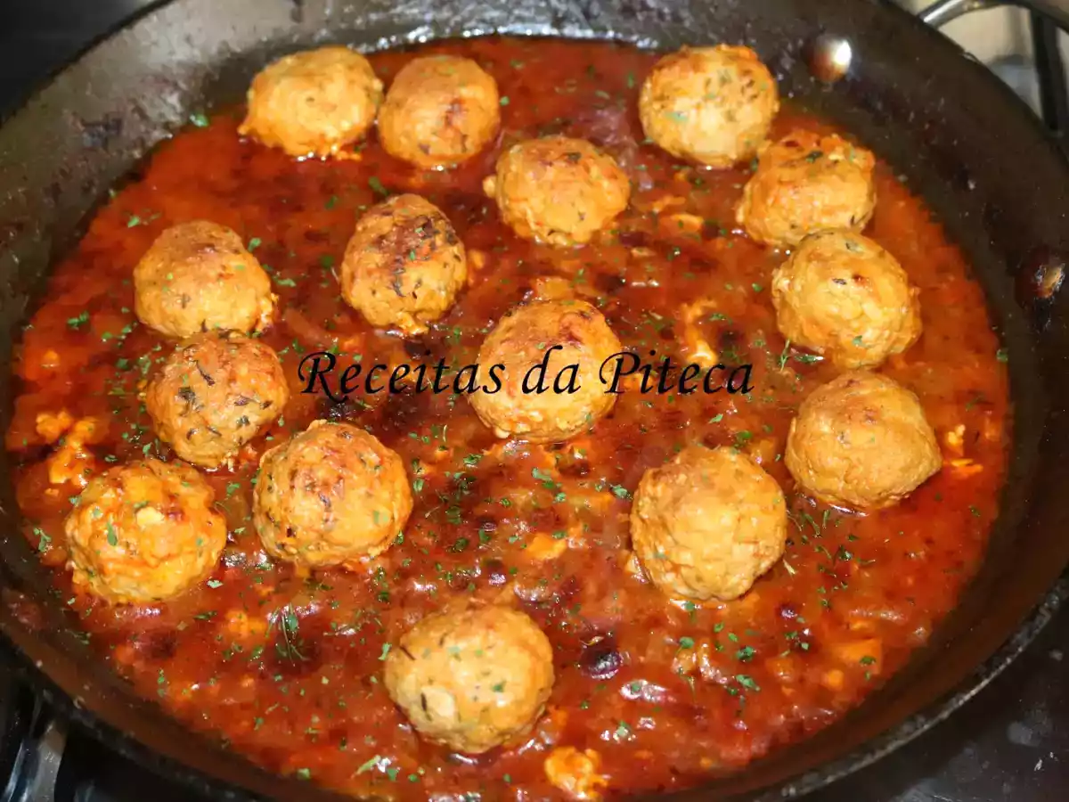 Almôndegas ao molho de ervas e queijo