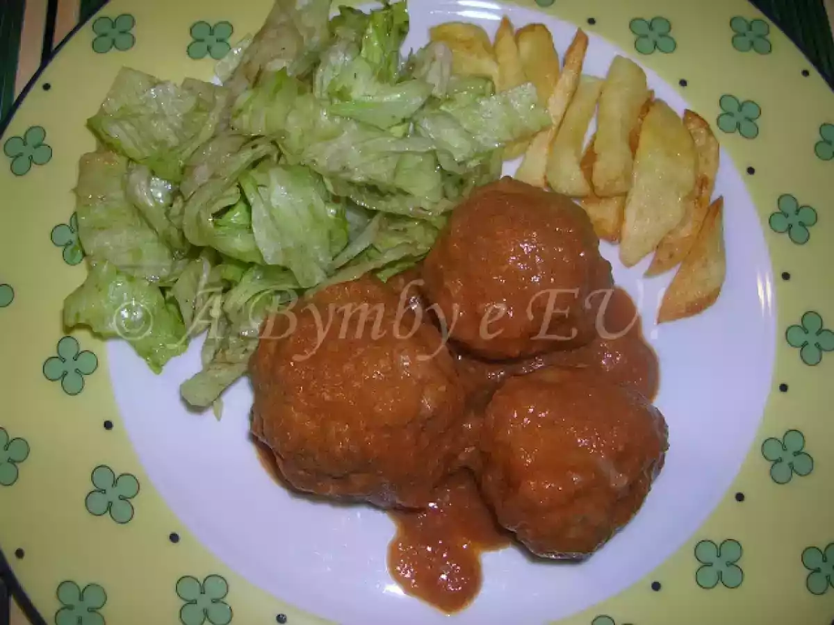 Almôndegas com Batata Frita e Salada