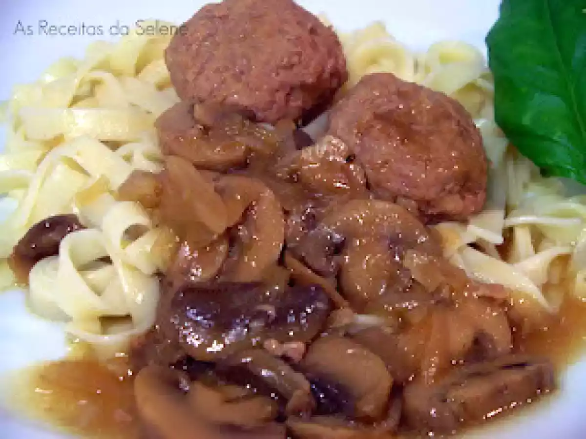 Almôndegas com Cogumelos e Sopa de Cebola