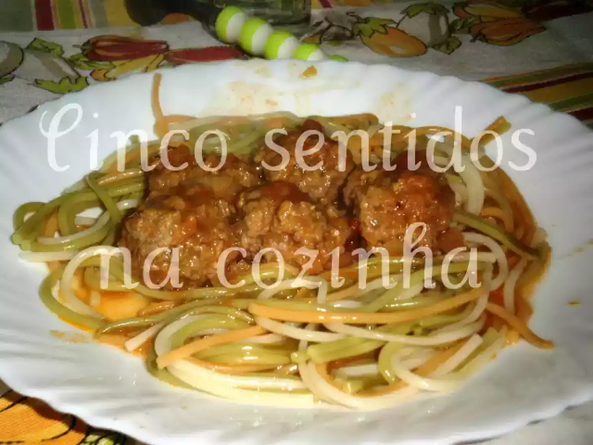 Almôndegas com esparguete