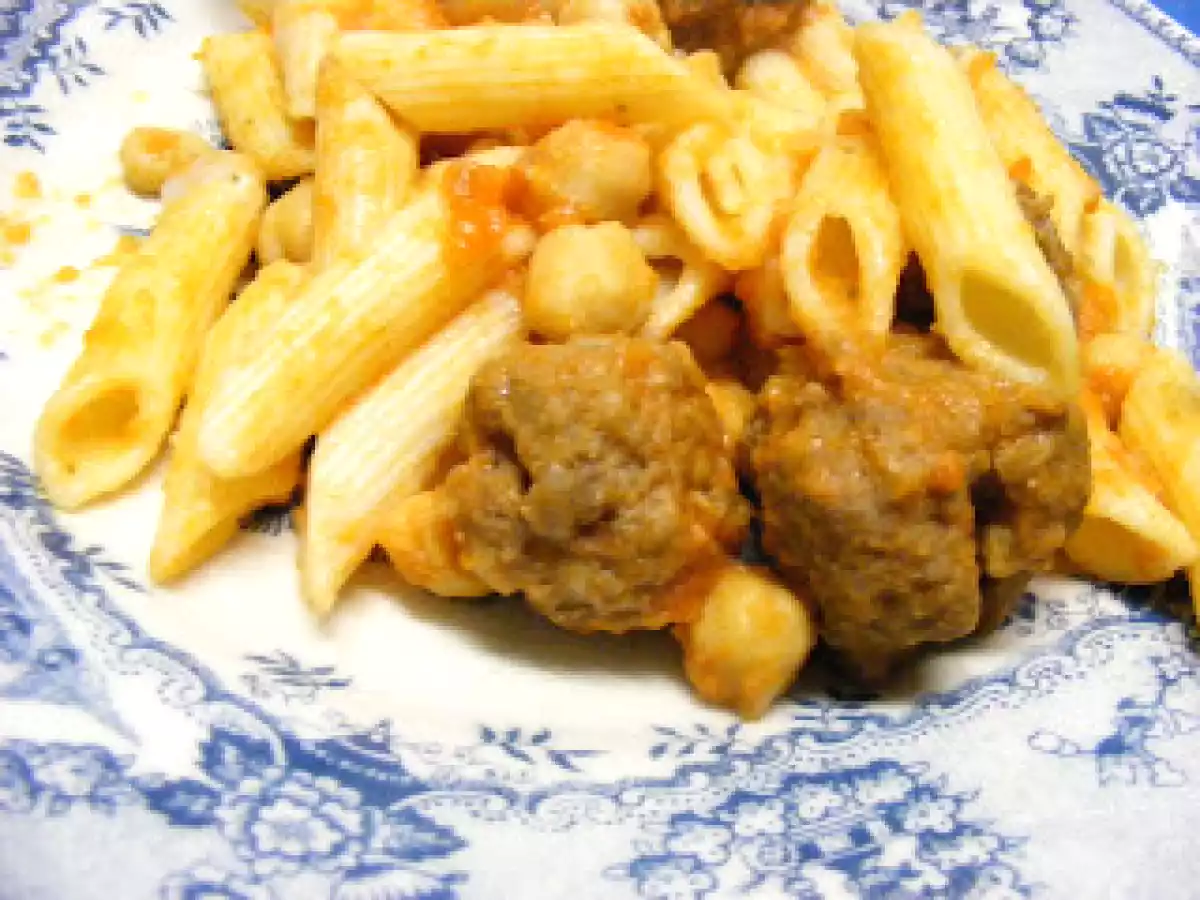 Almôndegas com grão, penne e molho de tomate