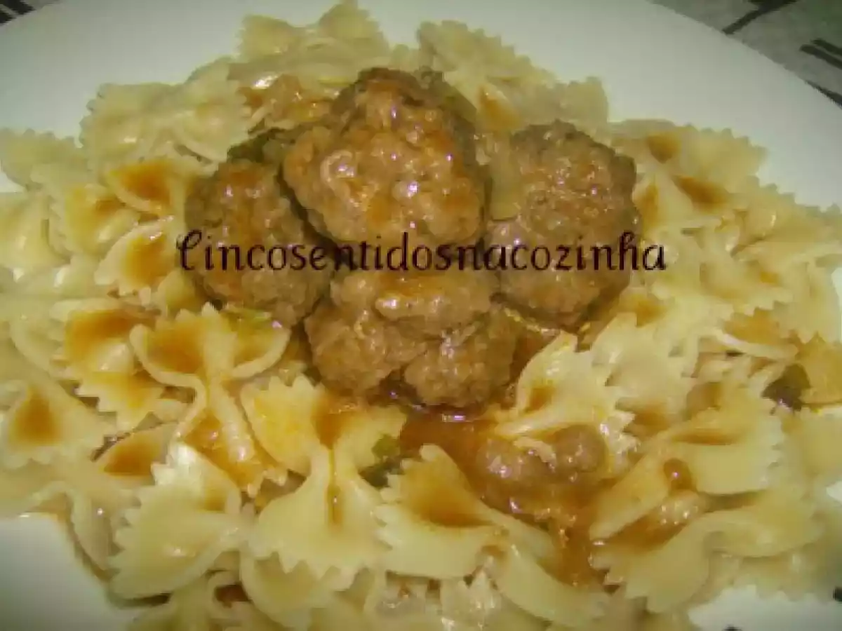 Almôndegas com molho de sopa de rabo de boi