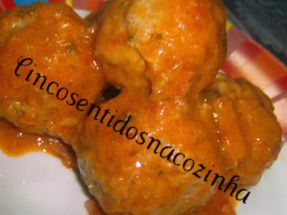 Almôndegas com molho de sopa de tomate