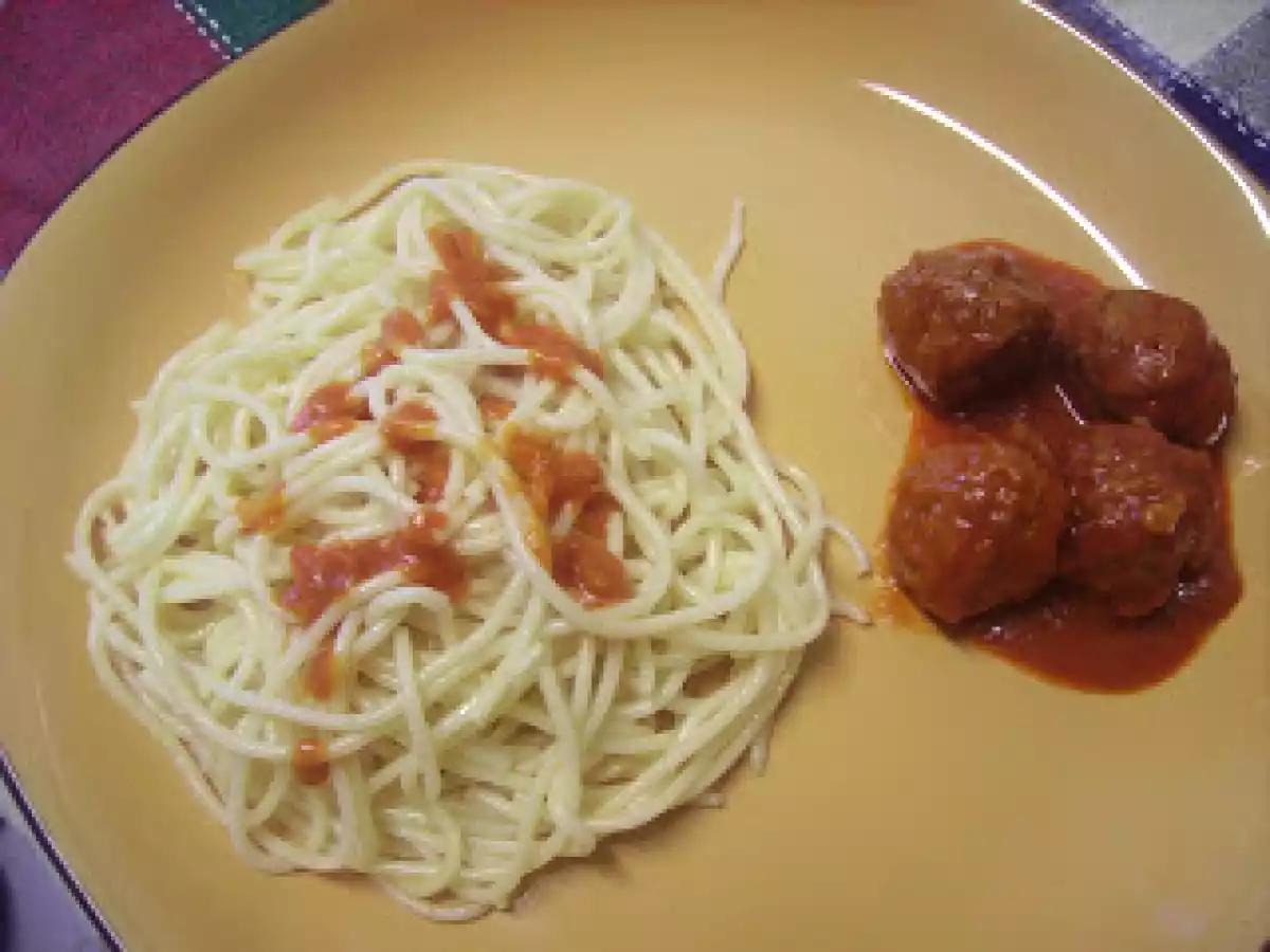 Almôndegas com molho de tomate e orégãos