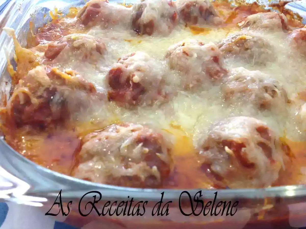 Almôndegas com Molho de Tomate e Queijo