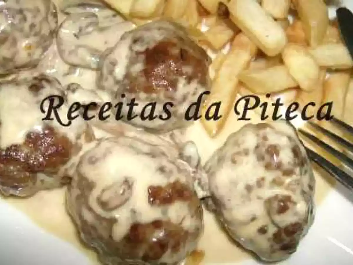 Almôndegas com natas e cogumelos