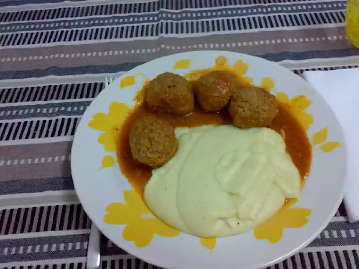 ALMÔNDEGAS COM PURÉ DE BATATA NA BIMBY