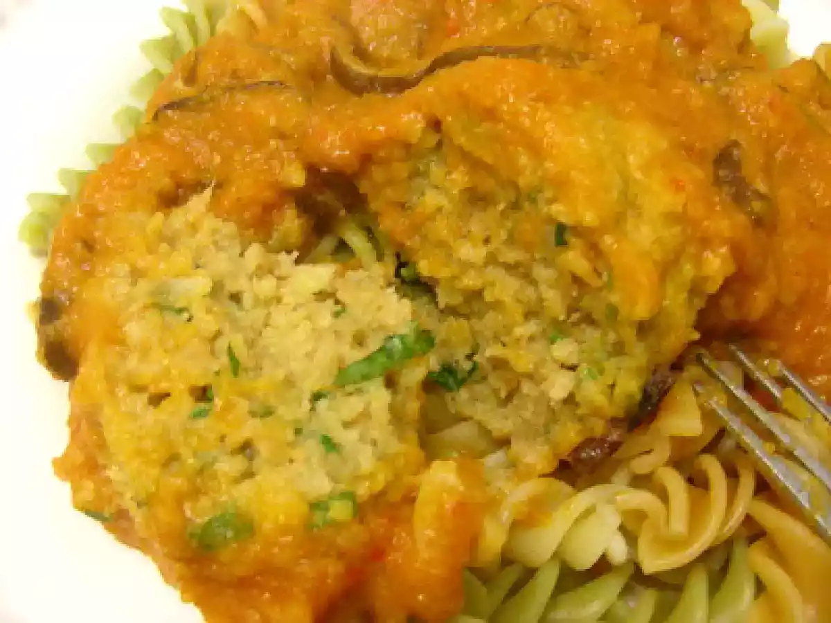 Almôndegas de soja com molho de tomate e cogumelos