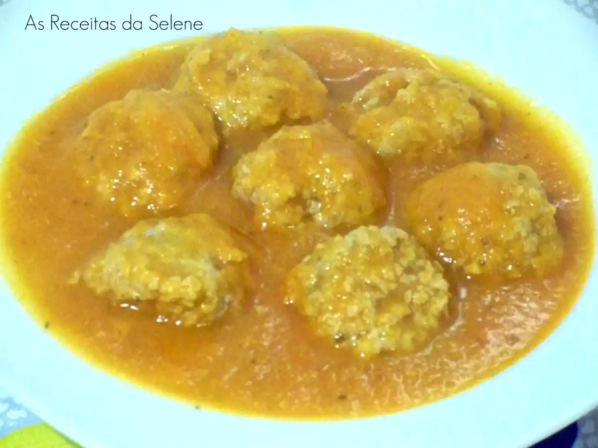 Almôndegas em Molho de Tomate