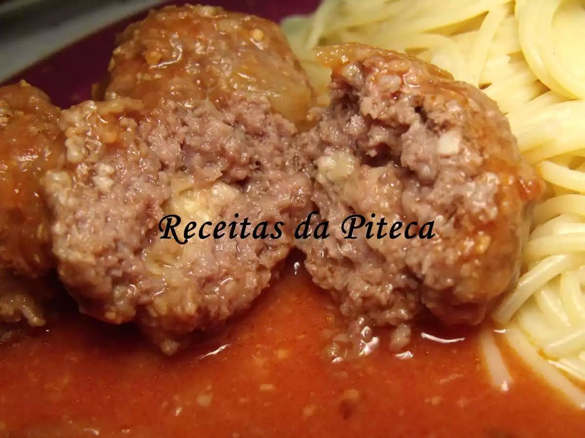 Almôndegas recheadas com queijo