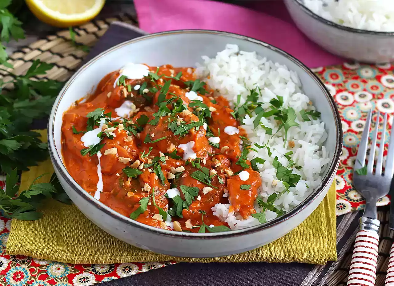 Almôndegas veganas de grão de bico com molho de tomate e coco (versão malai kofta vegano)