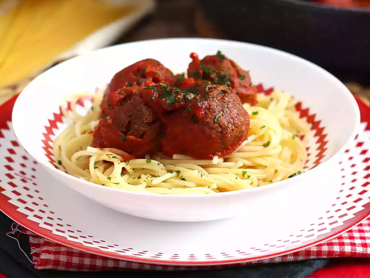 Almôndegas vegetarianas de seitan com molho de tomate