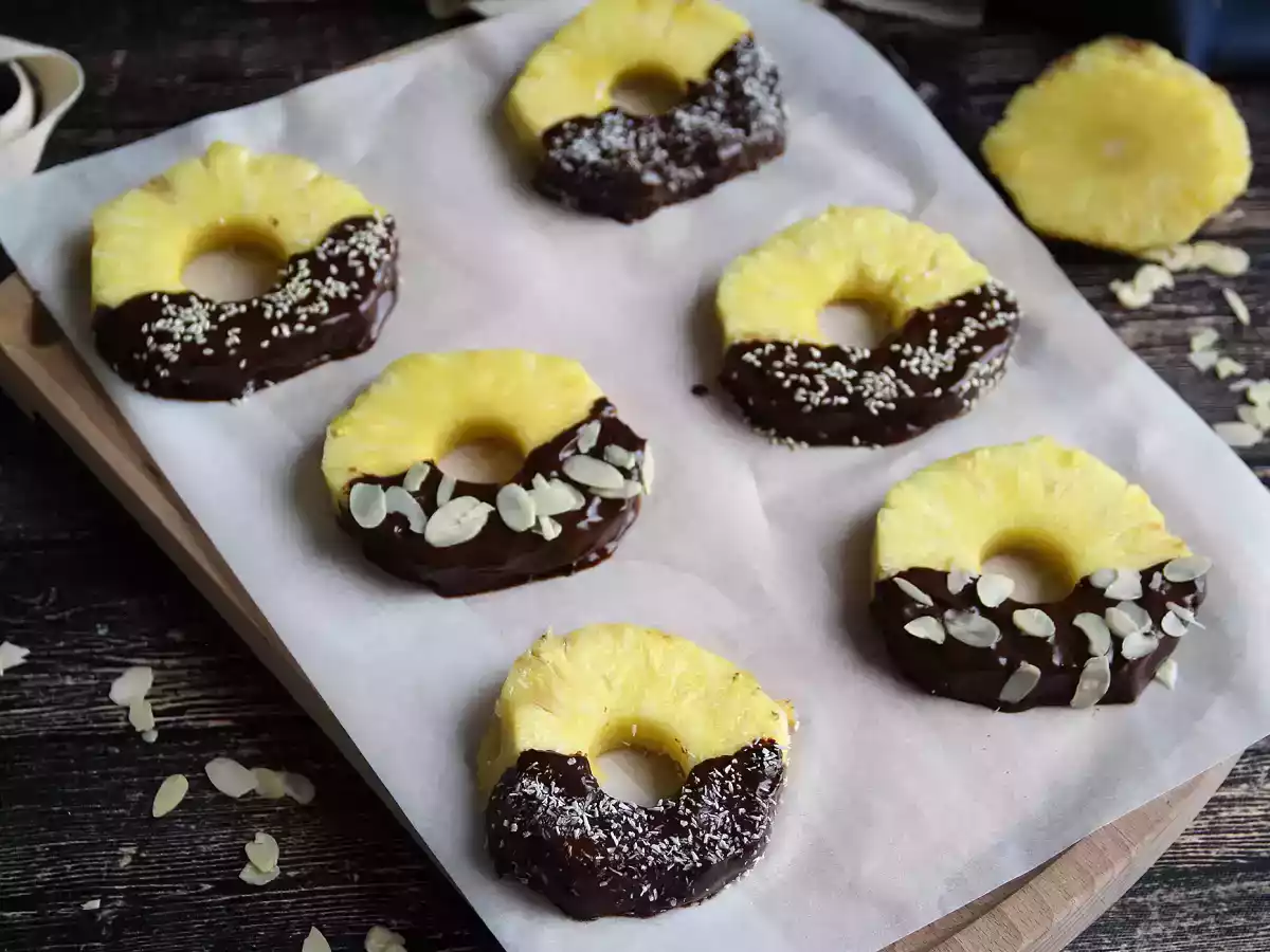Ananás (abacaxi) com cobertura de chocolate. Faça com as crianças.