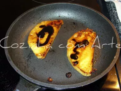 Ananás frito envolvido em musse de vinagre balsâmico