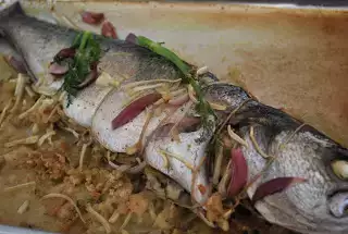 Anchova recheada com erva doce