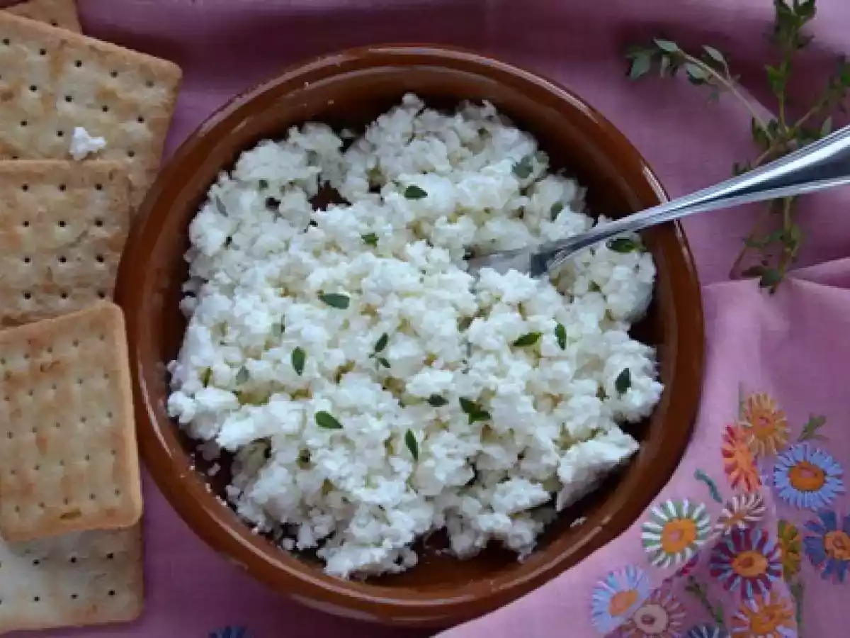 Antepasto de requeijão, limão e tomilho