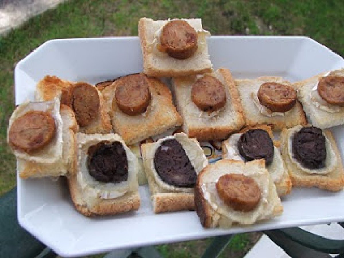 Aperitivos de enchidos e queijo de cabra