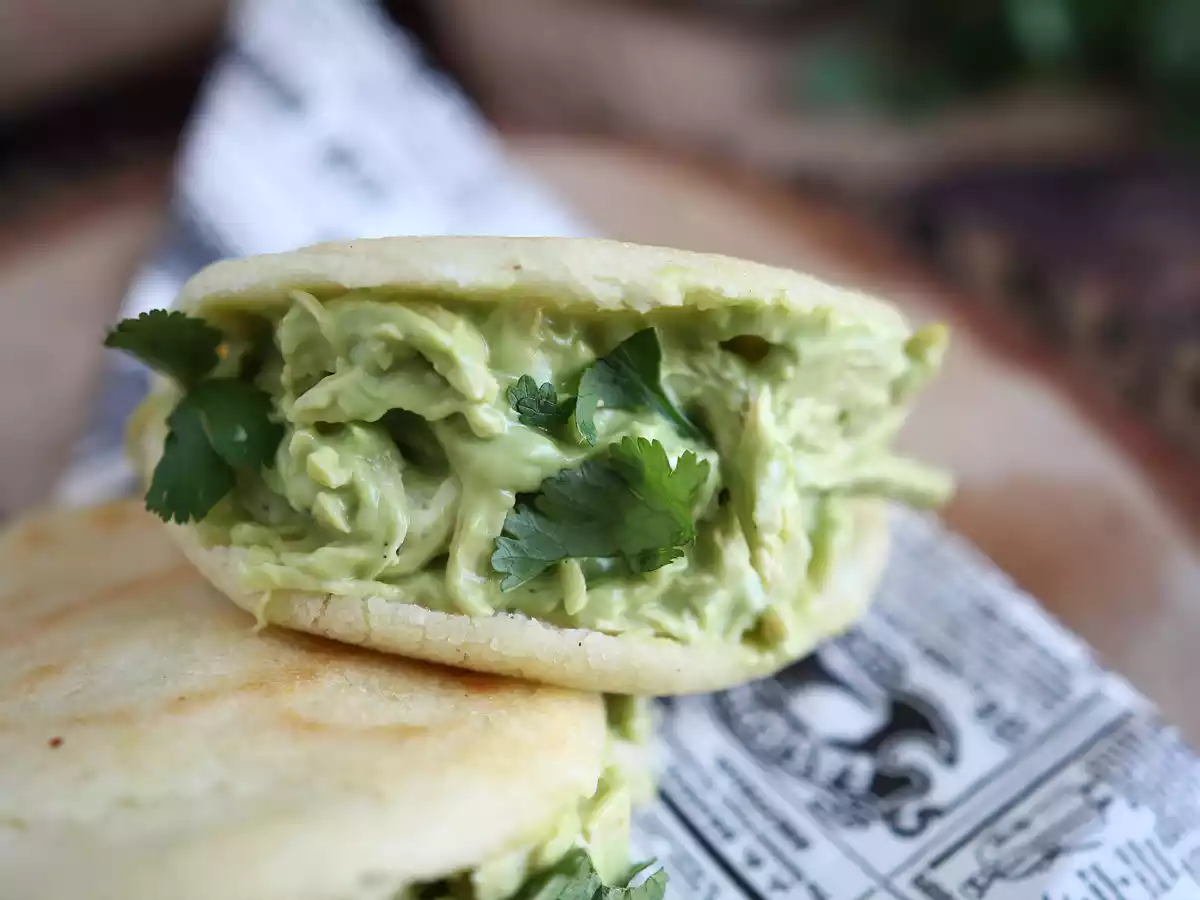 Arepas recheadas com frango e abacate (reina Pepiada) - foto 3
