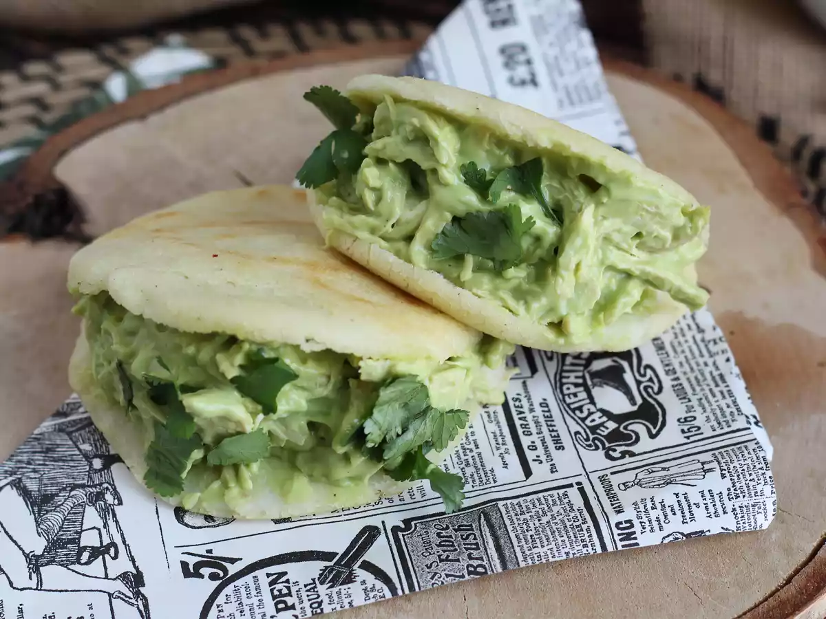 Arepas recheadas com frango e abacate (reina Pepiada) - foto 5