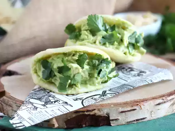 Receita Arepas recheadas com frango e abacate (reina pepiada)
