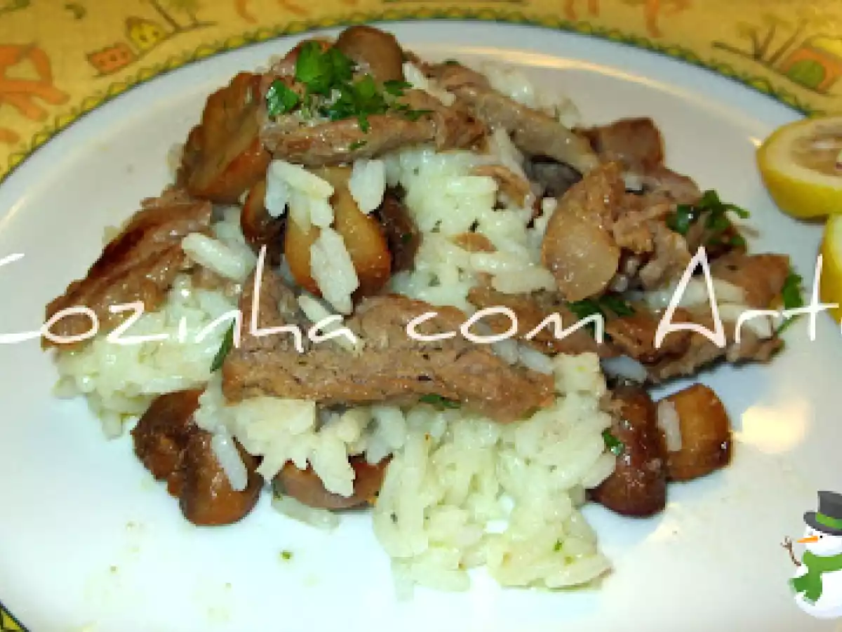 Arroz coberto com frango e cogumelos