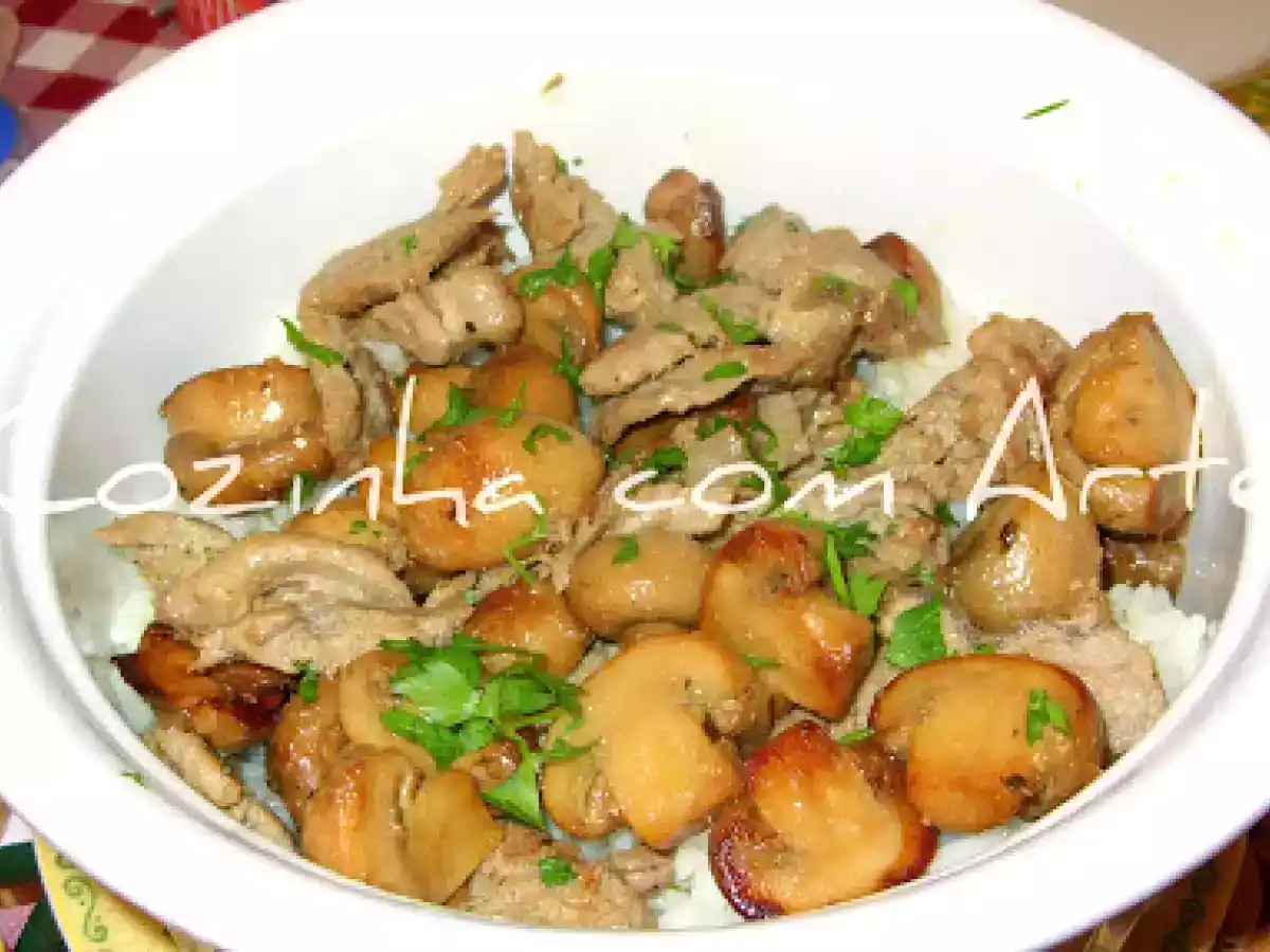 Arroz coberto com frango e cogumelos - foto 4