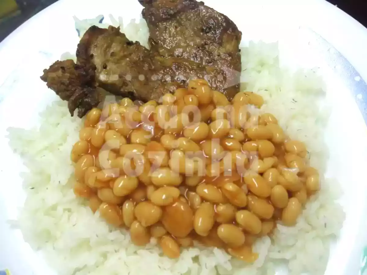 Arroz com baked beans e bifanas