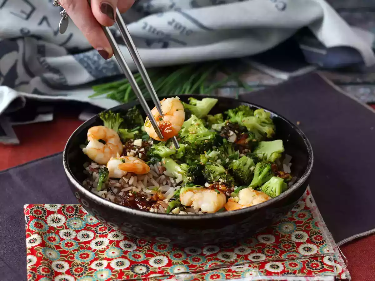Arroz com brócolis, camarão e molho apimentado da Coréia