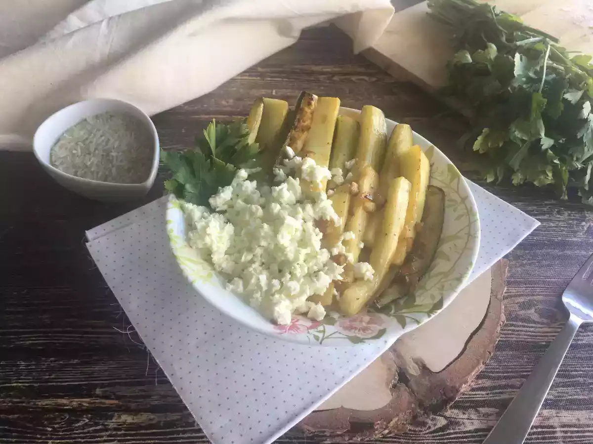 Arroz com curgete (abobrinha) com tempero de limão e queijo feta