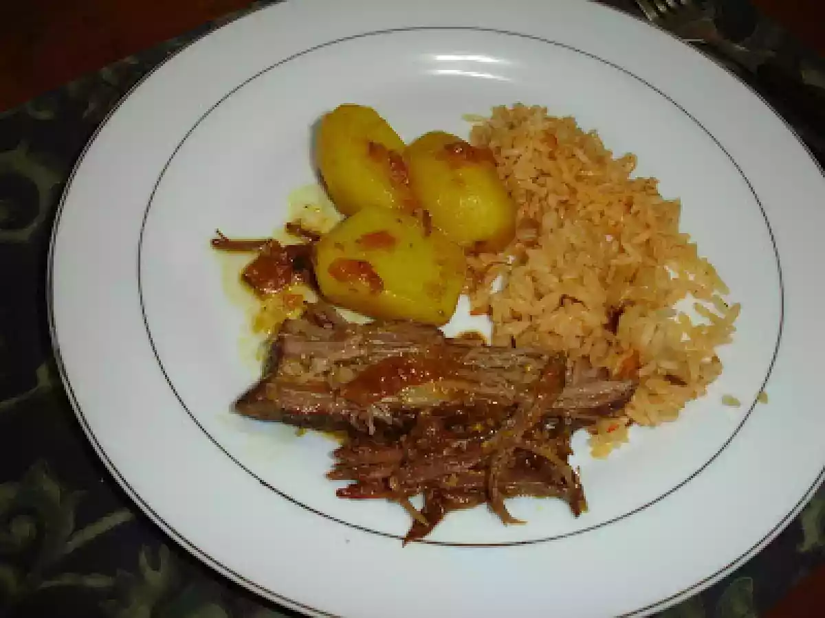 Arroz com curry e carne de panela com batatas