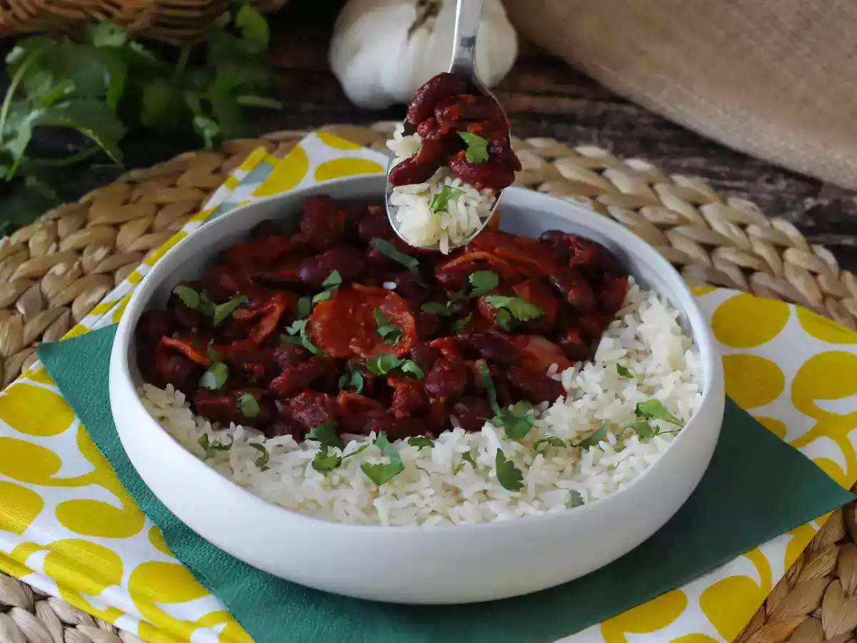 Arroz com feijão e bacon defumado