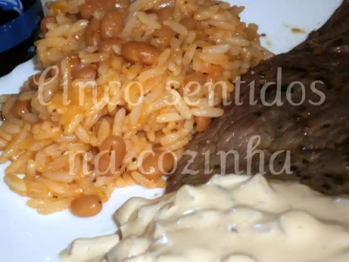 Arroz com feijão em molho de tomate