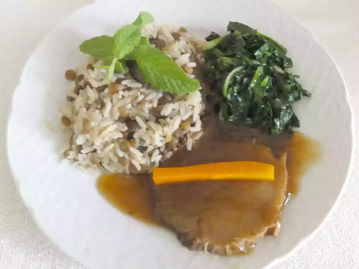 Arroz com lentila e carne seca, folhas de brócolis e carne assada