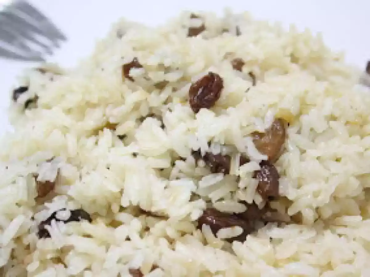 Arroz com passas e pinhões
