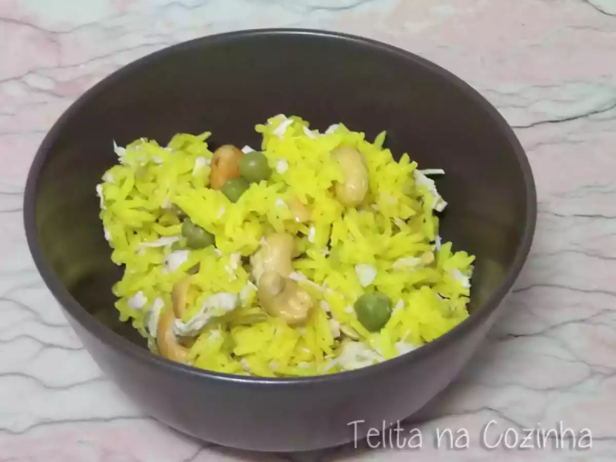 Arroz de açafrão com frango, ervilhas e caju