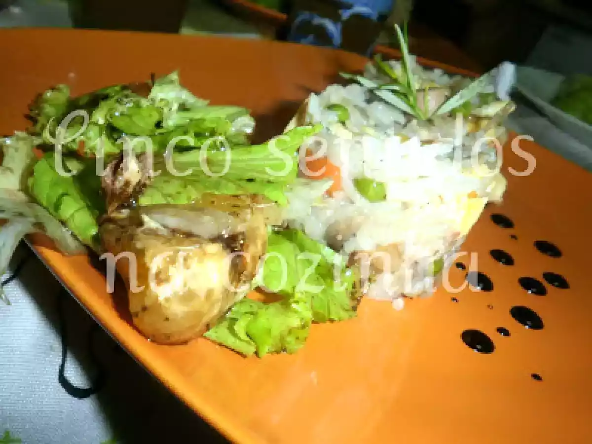 Arroz de cogumelos com salsichas e ovo